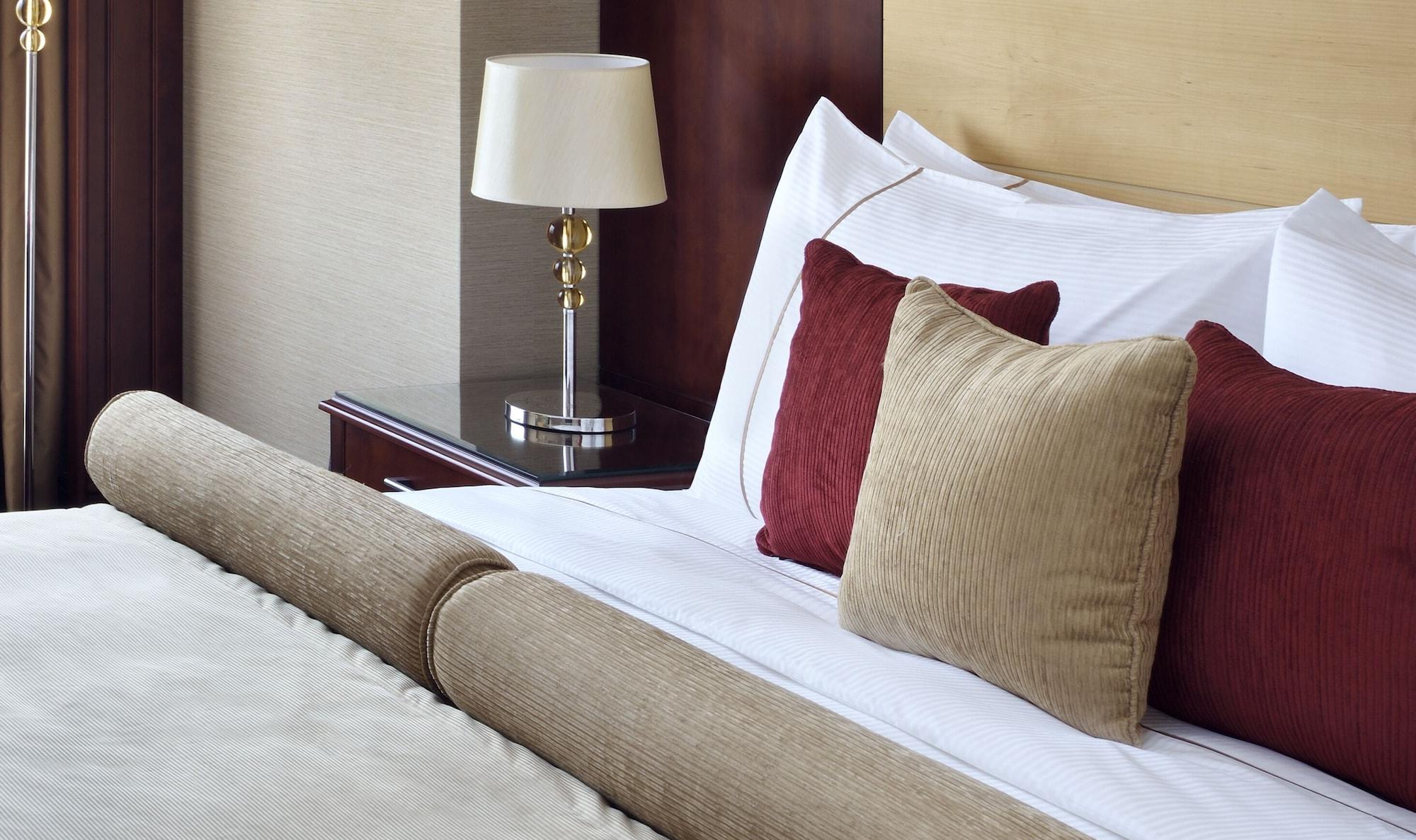 モーベンピック ホテル シティ スター ジェッダ エクステリア 写真 A bed with cushions