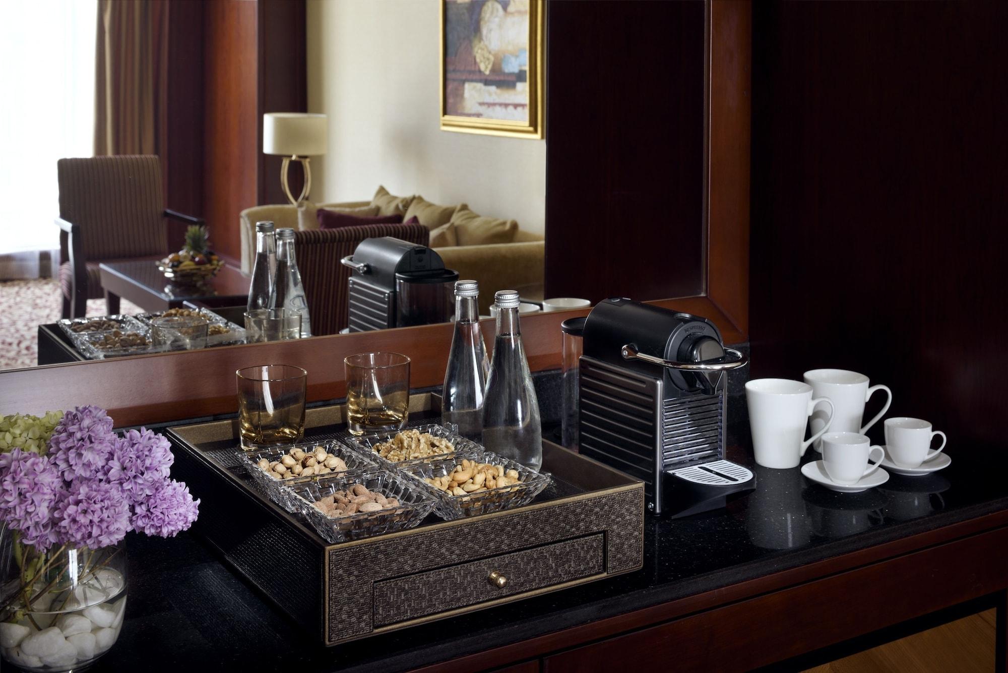 モーベンピック ホテル シティ スター ジェッダ エクステリア 写真 A Nespresso machine in a hotel room