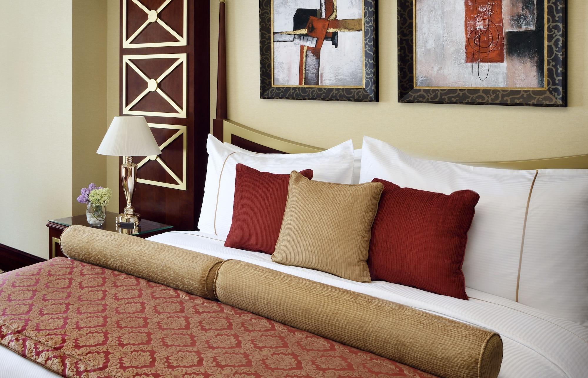 モーベンピック ホテル シティ スター ジェッダ エクステリア 写真 A bed with cushions