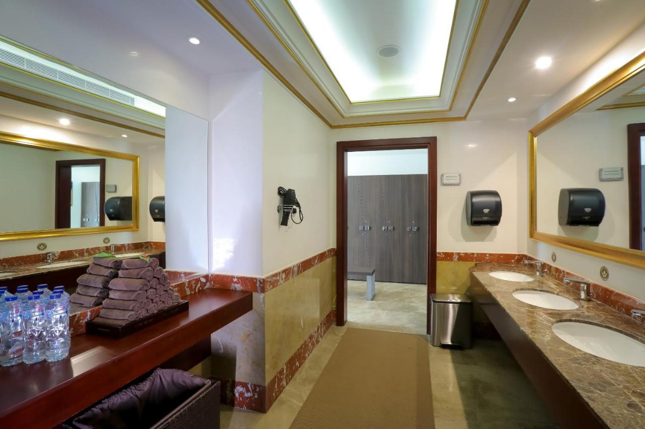 モーベンピック ホテル シティ スター ジェッダ エクステリア 写真 A public restroom in a hotel