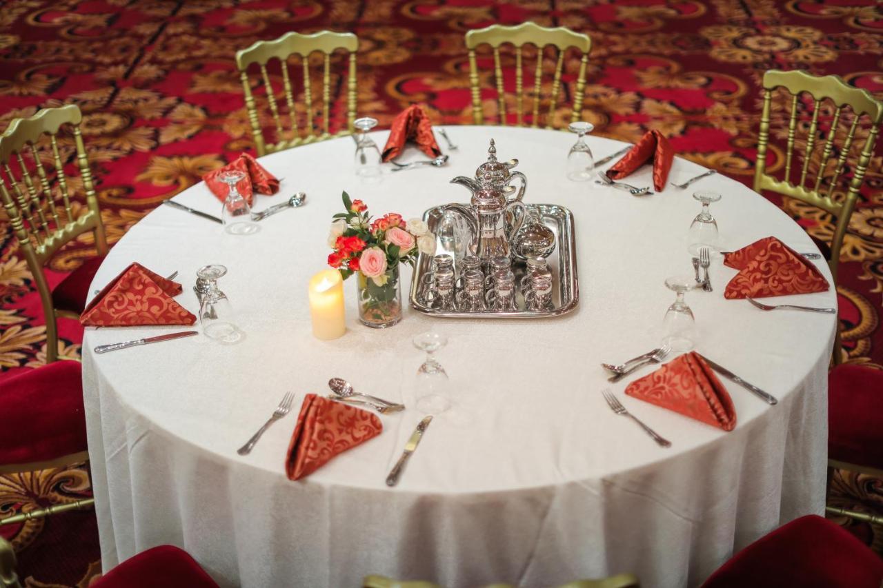 モーベンピック ホテル シティ スター ジェッダ エクステリア 写真 A table set for afternoon tea