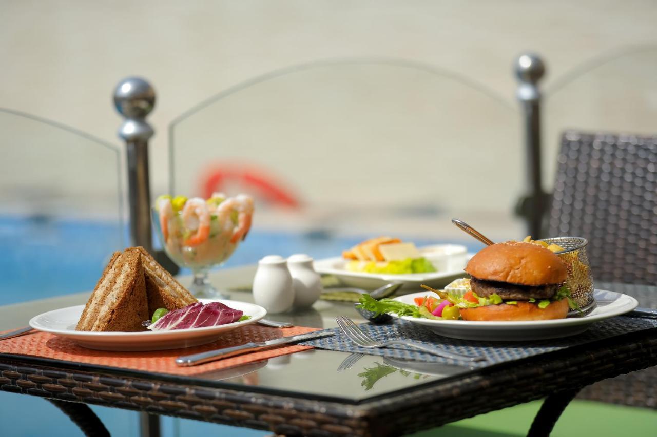 モーベンピック ホテル シティ スター ジェッダ エクステリア 写真 A typical lunch at the hotel